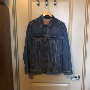 Levi premium woman’s Jean jacket medium GREAT cond